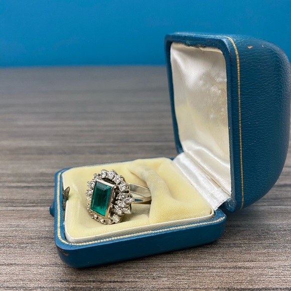 Women’s Vintage Emerald and Diamond Cluster Ring - Picture 2 of 7